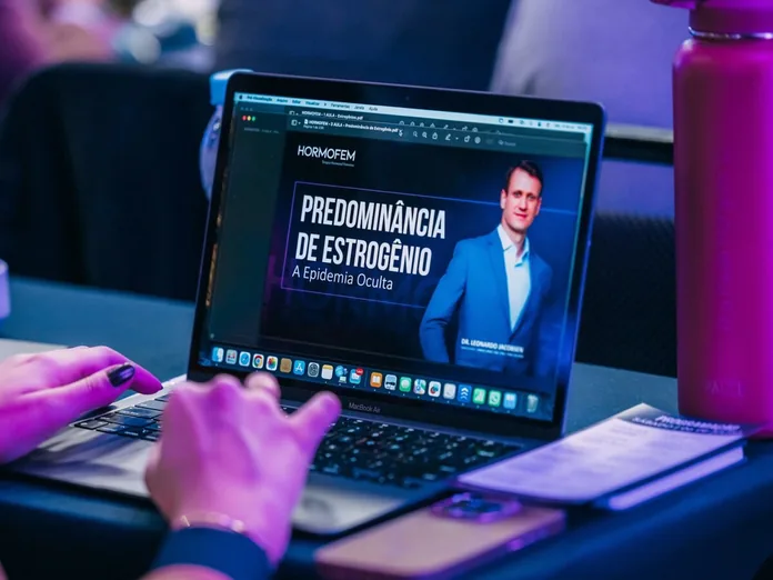 Notebook exibindo uma aula do HORMOFEM sobre terapia hormonal