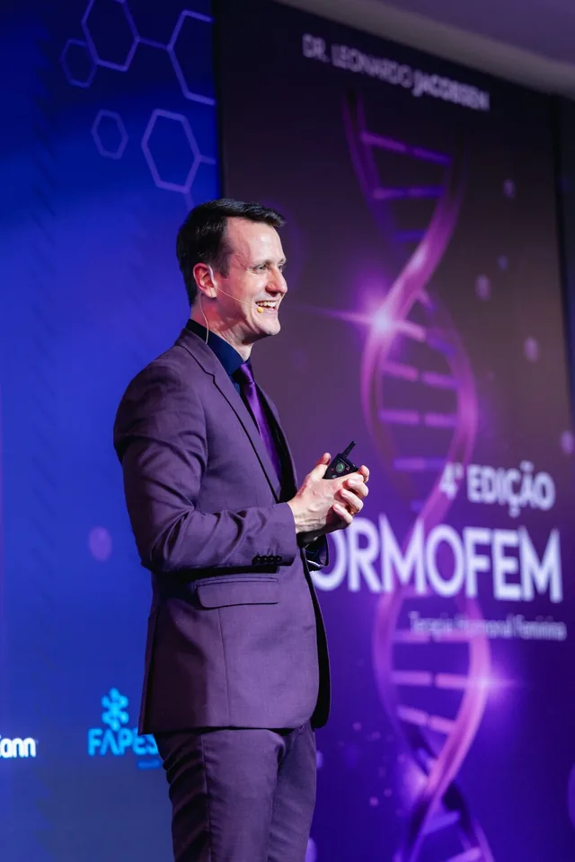 Dr. Leonardo conduzindo um módulo na 4ª edição do HORMOFEM