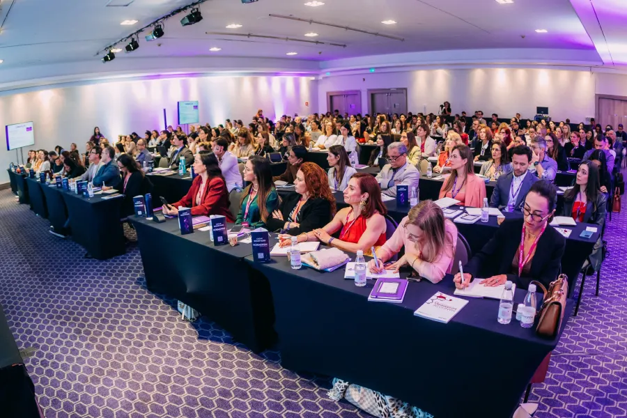 Sala cheia de médicos numa edição presencial do HORMOFEM