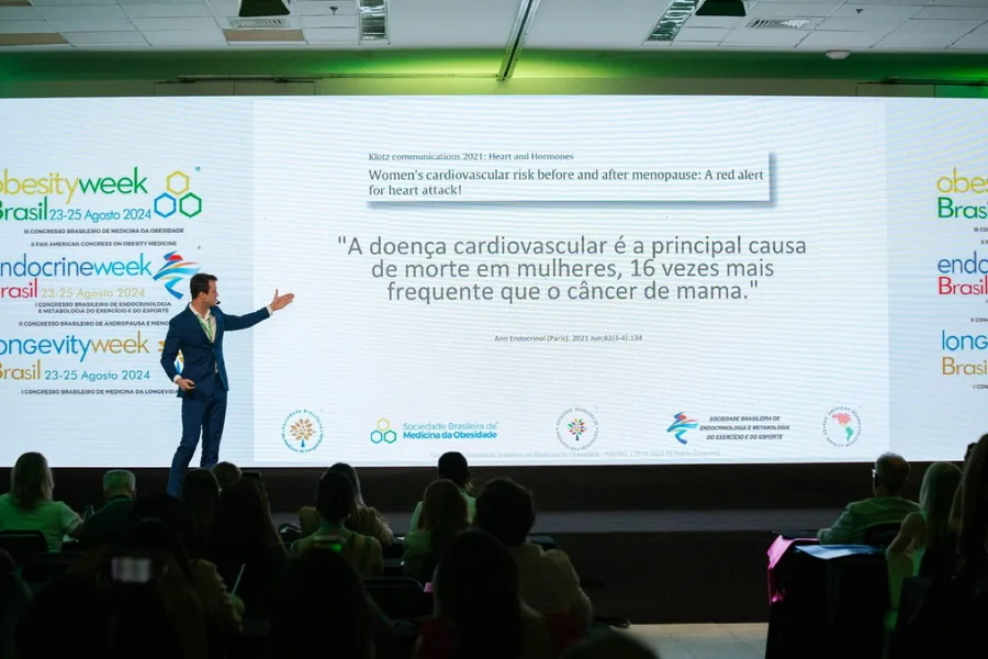 Dr. Leonardo Jacobsen palestrando no Obesity Week Brasil 2024