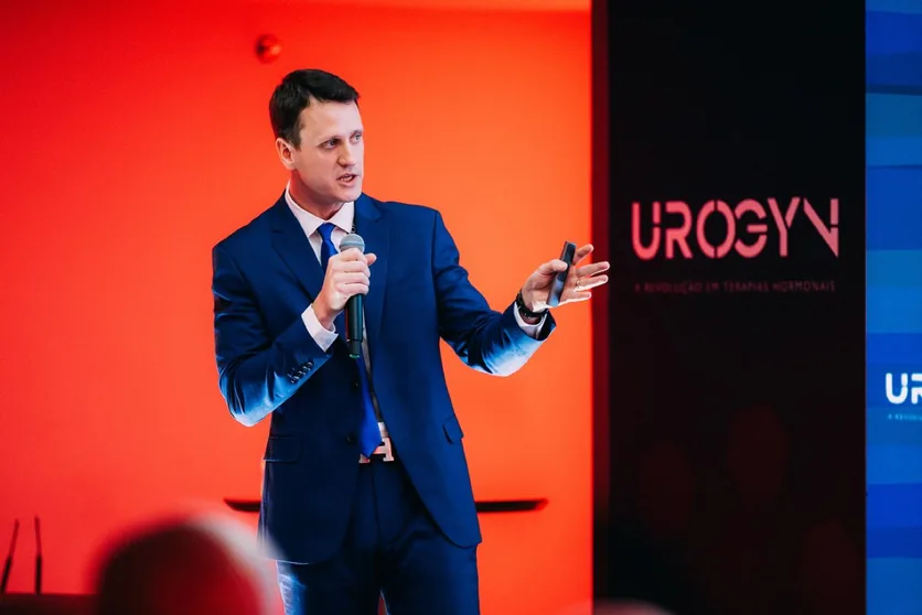 Dr. Leonardo Jacobsen no palco do painel UROGYN