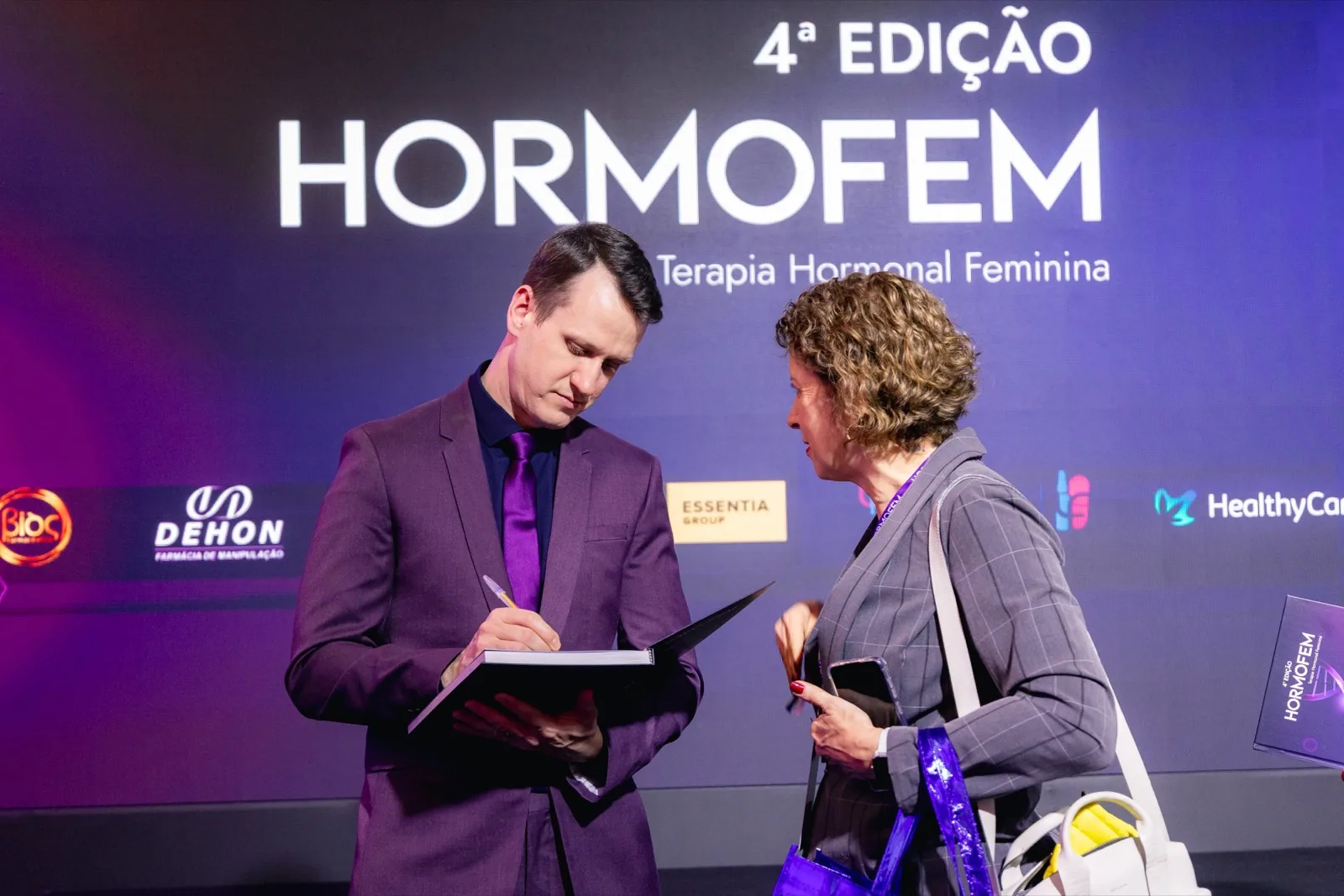 Palco da 4ª edição do HORMOFEM com o painel de patrocinadores
