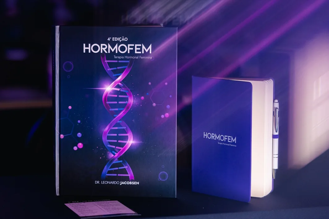 O livro técnico do HORMOFEM sobre a mesa, ao lado do caderno da edição